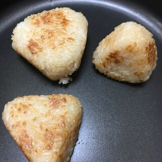 マヨネーズとめんつゆで焼きおにぎり